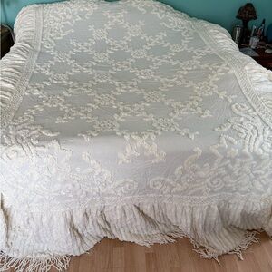 Vintage chenille full size fringed bedspread